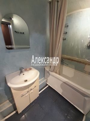 Продам комнату в 8-комн. квартире, 3-й Рабфаковский пер, 5к1, Санкт-Петербург г