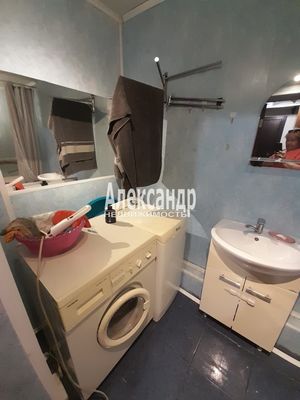 Продам комнату в 8-комн. квартире, 3-й Рабфаковский пер, 5к1, Санкт-Петербург г