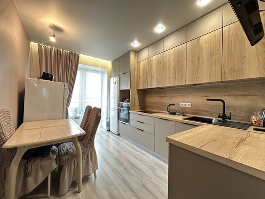 Продам двухкомнатную (2-комн.) квартиру, Азата Аббасова ул, 3, Казань г