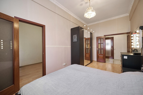 Продам трехкомнатную (3-комн.) квартиру, Земляной Вал ул, 18-22, Москва г