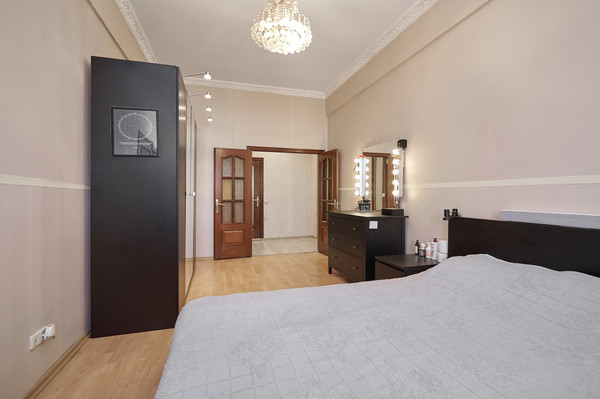 Продам трехкомнатную (3-комн.) квартиру, Земляной Вал ул, 18-22, Москва г