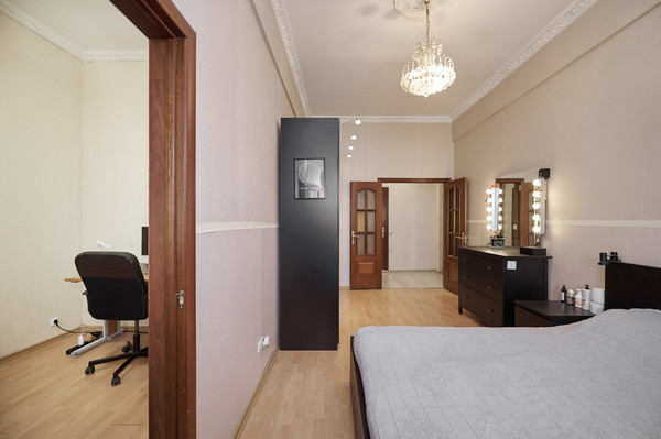 Продам трехкомнатную (3-комн.) квартиру, Земляной Вал ул, 18-22, Москва г