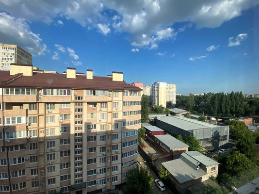 Продам двухкомнатную (2-комн.) квартиру, им. Селезнева ул, 4/10, Краснодар г