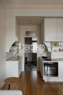 Продам долю в 6-комн. квартире, Лиговский пр-кт, 160, Санкт-Петербург г