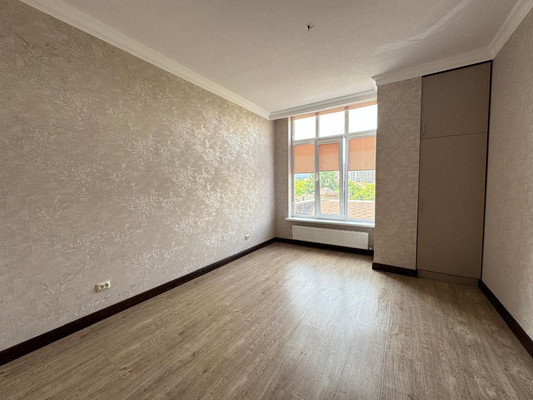 Продам трехкомнатную (3-комн.) квартиру, Тлостанова ул, 28, Нальчик г