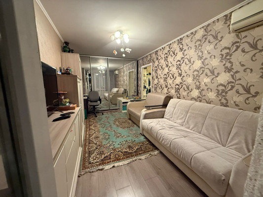 Продам двухкомнатную (2-комн.) квартиру, Просторная ул, 10к1, Москва г