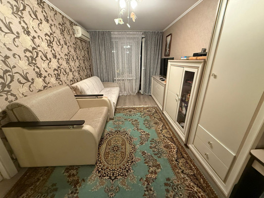 Продам двухкомнатную (2-комн.) квартиру, Просторная ул, 10к1, Москва г
