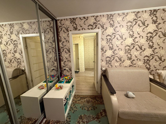 Продам двухкомнатную (2-комн.) квартиру, Просторная ул, 10к1, Москва г