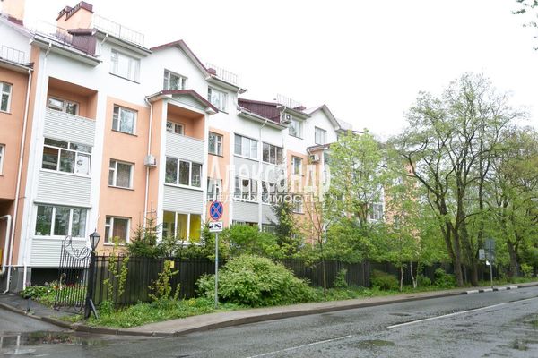 Продам трехкомнатную (3-комн.) квартиру, 3-я линия 1-й половины ул, 53, Санкт-Петербург г