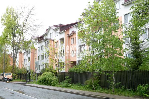 Продам трехкомнатную (3-комн.) квартиру, 3-я линия 1-й половины ул, 53, Санкт-Петербург г
