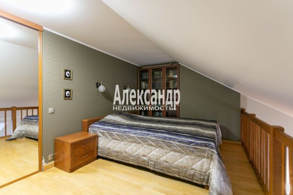 Продам трехкомнатную (3-комн.) квартиру, 3-я линия 1-й половины ул, 53, Санкт-Петербург г