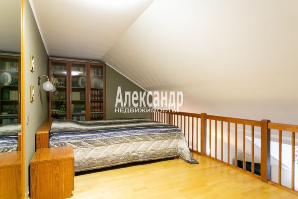 Продам трехкомнатную (3-комн.) квартиру, 3-я линия 1-й половины ул, 53, Санкт-Петербург г