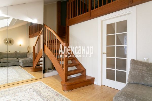 Продам трехкомнатную (3-комн.) квартиру, 3-я линия 1-й половины ул, 53, Санкт-Петербург г