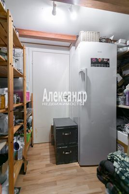 Продам трехкомнатную (3-комн.) квартиру, 3-я линия 1-й половины ул, 53, Санкт-Петербург г