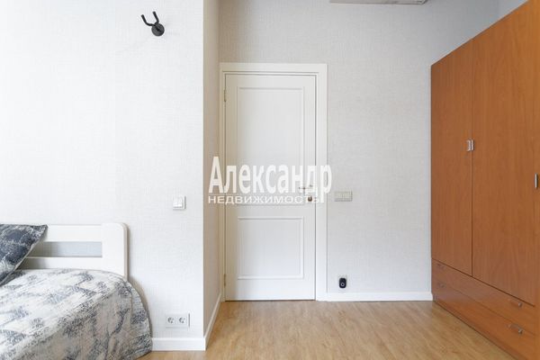 Продам трехкомнатную (3-комн.) квартиру, 3-я линия 1-й половины ул, 53, Санкт-Петербург г