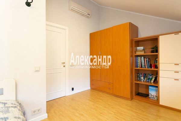Продам трехкомнатную (3-комн.) квартиру, 3-я линия 1-й половины ул, 53, Санкт-Петербург г