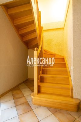 Продам трехкомнатную (3-комн.) квартиру, 3-я линия 1-й половины ул, 53, Санкт-Петербург г