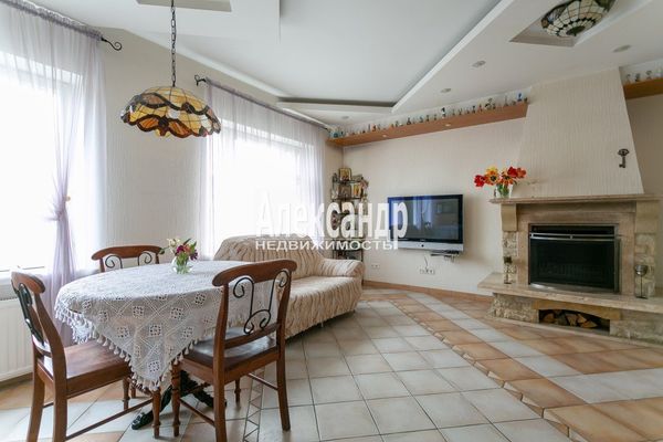 Продам трехкомнатную (3-комн.) квартиру, 3-я линия 1-й половины ул, 53, Санкт-Петербург г