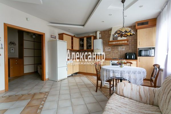 Продам трехкомнатную (3-комн.) квартиру, 3-я линия 1-й половины ул, 53, Санкт-Петербург г