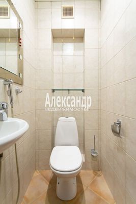 Продам трехкомнатную (3-комн.) квартиру, 3-я линия 1-й половины ул, 53, Санкт-Петербург г