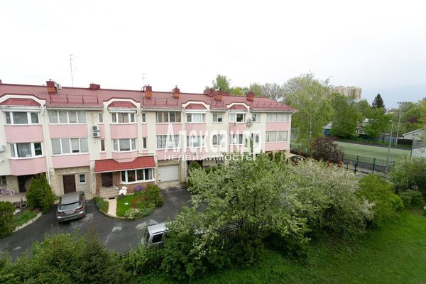 Продам трехкомнатную (3-комн.) квартиру, 3-я линия 1-й половины ул, 53, Санкт-Петербург г
