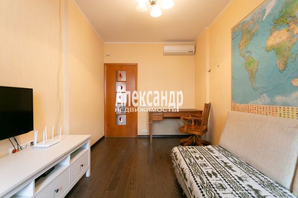 Продам трехкомнатную (3-комн.) квартиру, 3-я линия 1-й половины ул, 53, Санкт-Петербург г