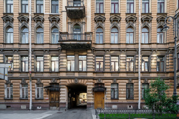Продам трехкомнатную (3-комн.) квартиру, Моховая ул, 21-23, Санкт-Петербург г