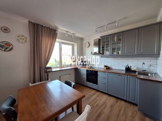 Продам трехкомнатную (3-комн.) квартиру, Тихоокеанская ул, 10к1, Парголово п