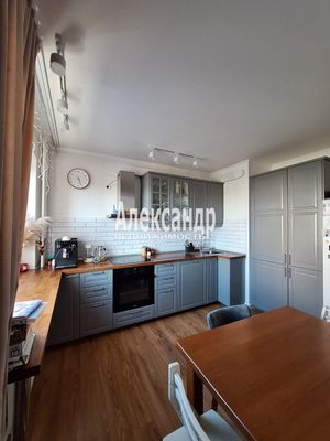 Продам трехкомнатную (3-комн.) квартиру, Тихоокеанская ул, 10к1, Парголово п