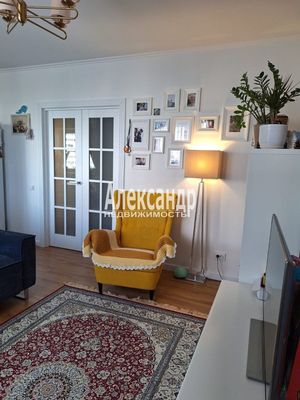 Продам трехкомнатную (3-комн.) квартиру, Тихоокеанская ул, 10к1, Парголово п