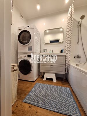 Продам трехкомнатную (3-комн.) квартиру, Тихоокеанская ул, 10к1, Парголово п