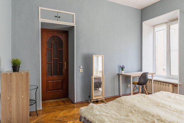 Продам трехкомнатную (3-комн.) квартиру, 9-я В.О. линия, 32А, Санкт-Петербург г