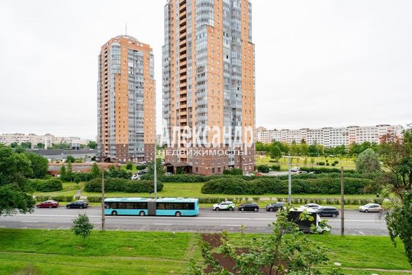 Продам трехкомнатную (3-комн.) квартиру, Белы Куна ул, 2к1, Санкт-Петербург г