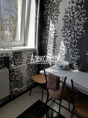 Продам трехкомнатную (3-комн.) квартиру, 27-я В.О. линия, 8, Санкт-Петербург г