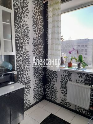 Продам трехкомнатную (3-комн.) квартиру, 27-я В.О. линия, 8, Санкт-Петербург г