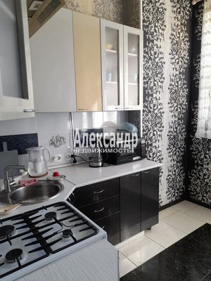 Продам трехкомнатную (3-комн.) квартиру, 27-я В.О. линия, 8, Санкт-Петербург г