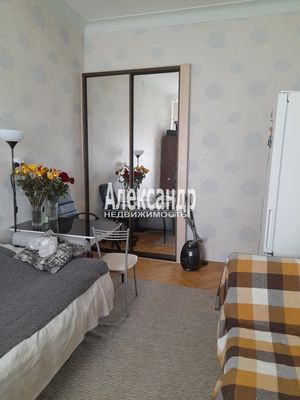 Продам трехкомнатную (3-комн.) квартиру, 27-я В.О. линия, 8, Санкт-Петербург г