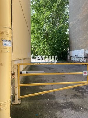 Продам трехкомнатную (3-комн.) квартиру, 27-я В.О. линия, 8, Санкт-Петербург г
