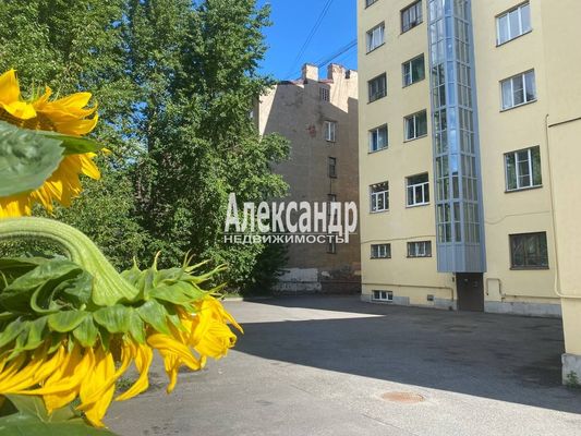 Продам трехкомнатную (3-комн.) квартиру, 27-я В.О. линия, 8, Санкт-Петербург г