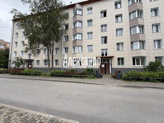 Продам трехкомнатную (3-комн.) квартиру, 10, Малое Карлино д
