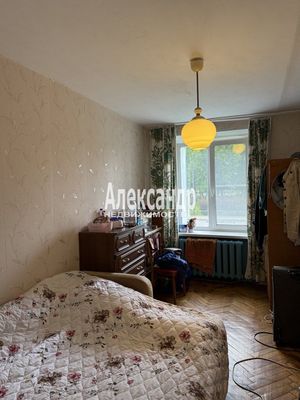 Продам трехкомнатную (3-комн.) квартиру, 10, Малое Карлино д