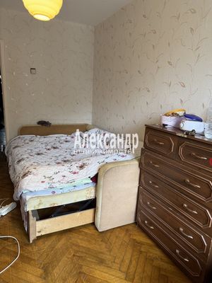 Продам трехкомнатную (3-комн.) квартиру, 10, Малое Карлино д