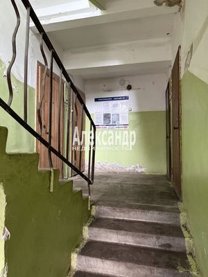 Продам трехкомнатную (3-комн.) квартиру, 10, Малое Карлино д