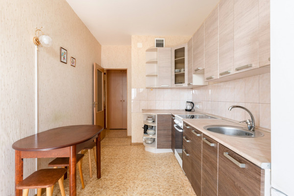 Продам двухкомнатную (2-комн.) квартиру, Адмирала Лазарева ул, 63, Москва г