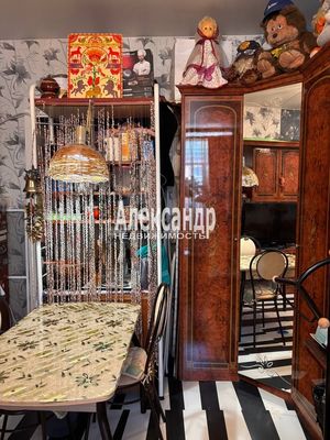 Продам комнату в 8-комн. квартире, Малая Посадская ул, 7/4, Санкт-Петербург г