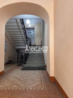 Продам комнату в 8-комн. квартире, Малая Посадская ул, 7/4, Санкт-Петербург г