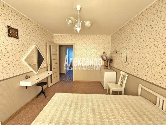Продам трехкомнатную (3-комн.) квартиру, Коммунаров ул, 120, Сестрорецк г
