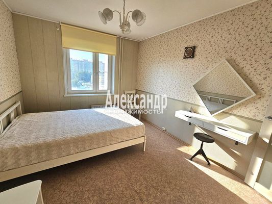 Продам трехкомнатную (3-комн.) квартиру, Коммунаров ул, 120, Сестрорецк г
