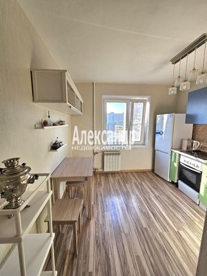 Продам трехкомнатную (3-комн.) квартиру, Коммунаров ул, 120, Сестрорецк г
