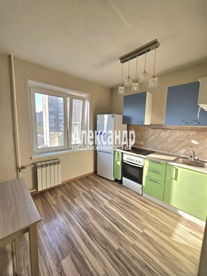 Продам трехкомнатную (3-комн.) квартиру, Коммунаров ул, 120, Сестрорецк г